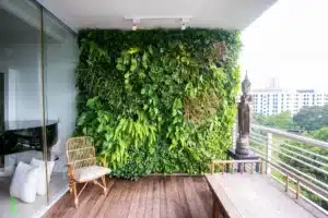 Jardim vertical como elemento central de biofilia arquitectónica