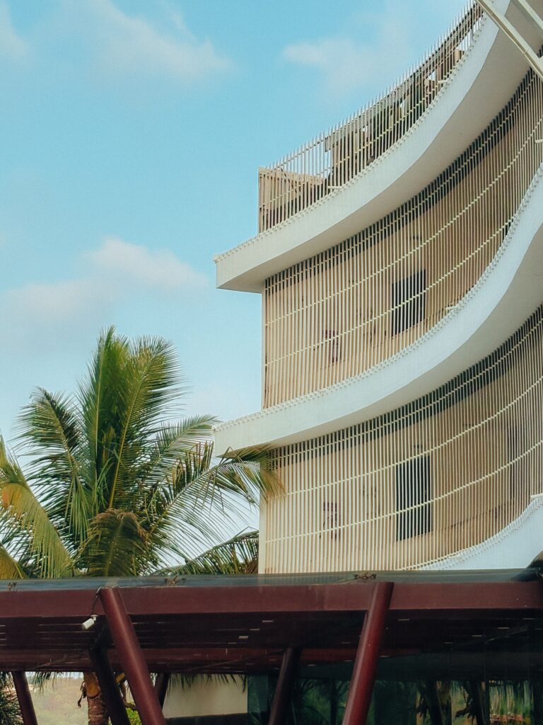 Arquitectura Africana e Tropical: a Identidade Que o Mundo Está a Redescobrir 1 Arquitectura africana e tropical: sombreamento e ventilação como linguagem de projecto