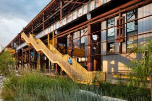Arquitectura sustentável e regenerativa: Reutilização adaptativa em um edifício industrial
