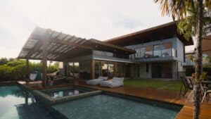 Arquitectura africana e tropical: Uma deslumbrante villa moderna com piscina, pátio e um entorno exuberante.