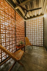 Arquitectura africana e tropical: Uso de blocos vazados para permitir a entrada de luz e ve